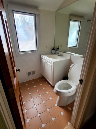 Bathroom with tub - Partially furnished 1BR apt-Pretty Brook Rd-Princeton