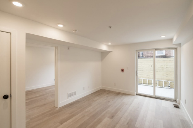 empty living room - 36 n 40th st/ I NEED 1 ROOMMATE TO SHARE A SUITE WITH Apartments