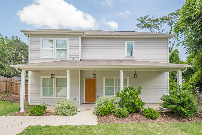 front of house - Fantastic 4 Bedroom 3 Full Bath - Only 20 mins from Campus!