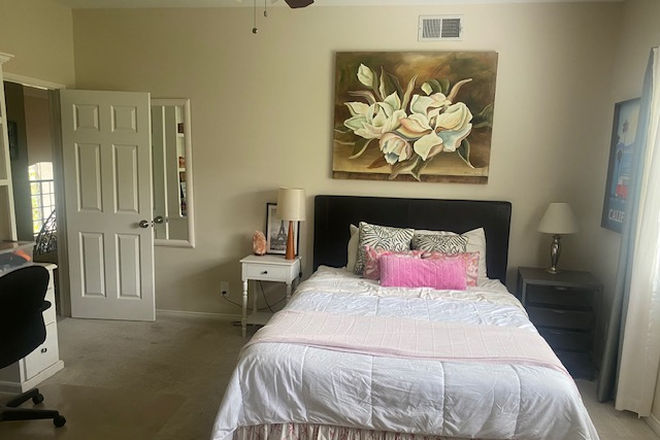 Upstairs Bedroom with Queen Bed, Desk, dresser & balcony shared bath with 1 other Grad Student - Room in resort style house near hiking trail