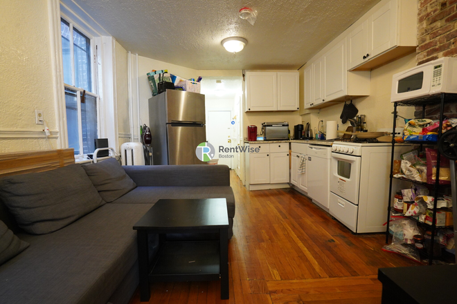 1 - Bright & Charming Beacon Hill Apartment – Prime Location on Revere St