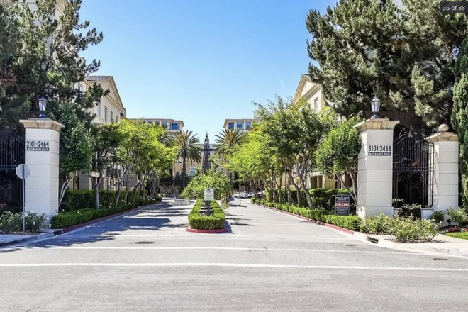 Watermarke Entry - Stylish Top-Floor Watermarke Condo Overlooking Clubhouse!  Comfort, Privacy & Location in One