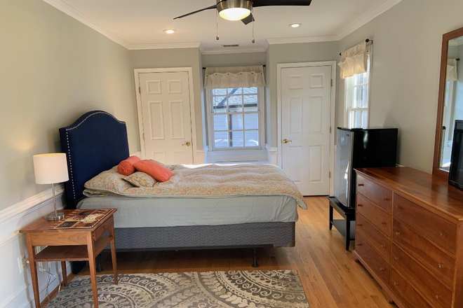 Queen Size Bed, Two large closets. - $900/Room for rent; great location close to DC! (Bethesda, AU,GU, NIH, Walter Reed) House