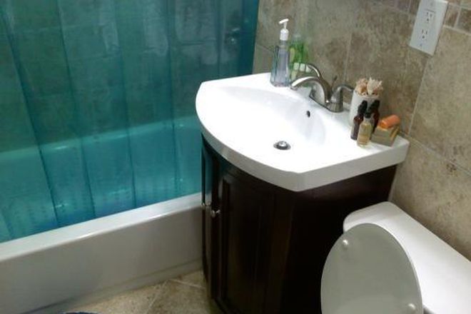 One of Two Bathrooms - STUDENTS LOOKING FOR STUDENT. NO FEE. STUDIOUS &  INTERNATIONAL STUDENTS  WELCOME House