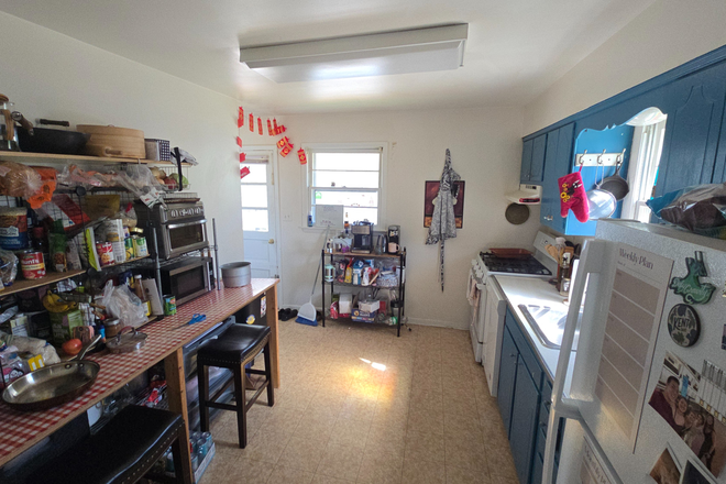 Kitchen - House on 34th Ave, 4 Bedrooms, 5-minute walk from campus