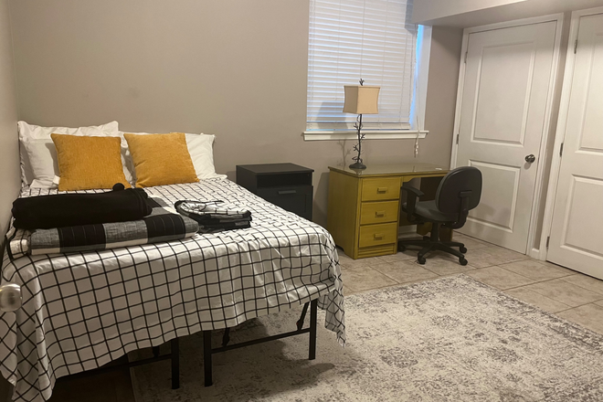 A3 furnished room available - $660pp-1 bed available in a 4 bedroom 2 bath, fenced in back yard, CLOSE to Campus FREE Utilities Townhome