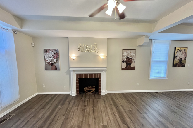 Living Room - Large Remodeled 4 Bedroom Rowhouse Near Johns Hopkins Hospital