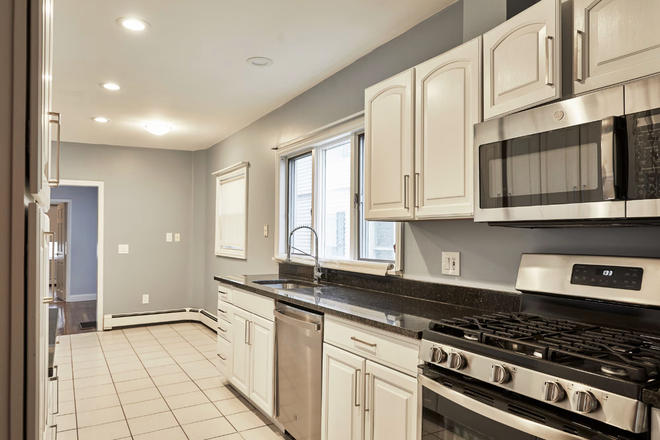 Kitchen - 1 bed in 3 bed/1.5 bath apartment in Somerville, 10-15 min drive to Tufts, green line access