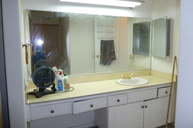 bathroom vanity - 5 rooms and 2 baths house walking distance to UCR Campus