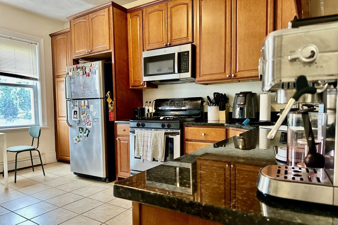 . - 3 Bed / 1 Bath w  LAUNDRY IN UNIT! Off-street parking options! Available NOW!! Apartments