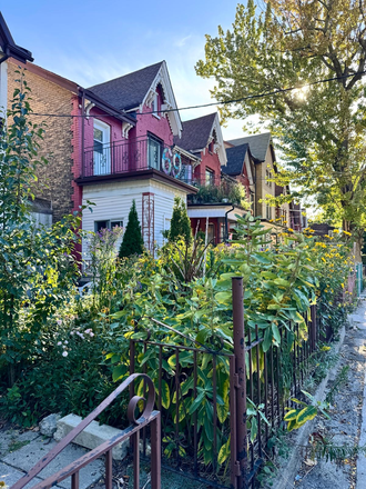 House exterior - Looking for 6th Roommate Sublet for Cozy Social House Near U of T