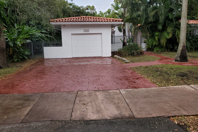 Exterior view/driveway - Spacious furnished 4 or 5 bedroom house on Miller Road, near UMiami Miller Entrance.