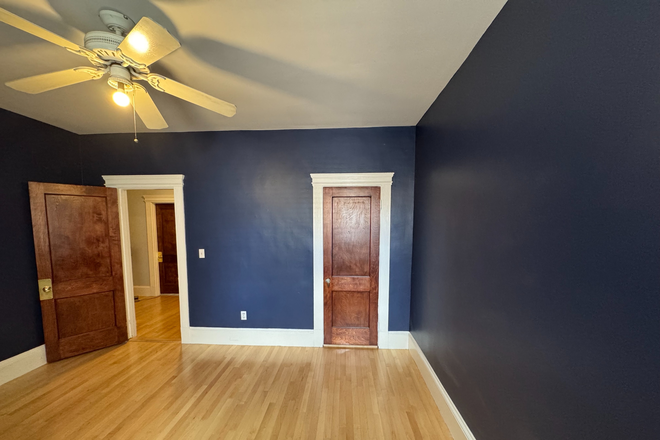 Bedroom - Convenient Bedroom Available for Students/Young Professionals Apartments