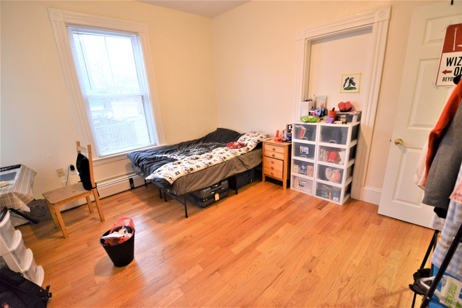 3 Bed Split - 35 Brookline St. - Comfortable Roomy 3 Bed Split on Brookline St. Cambridge -  GREAT LOCA Apartments