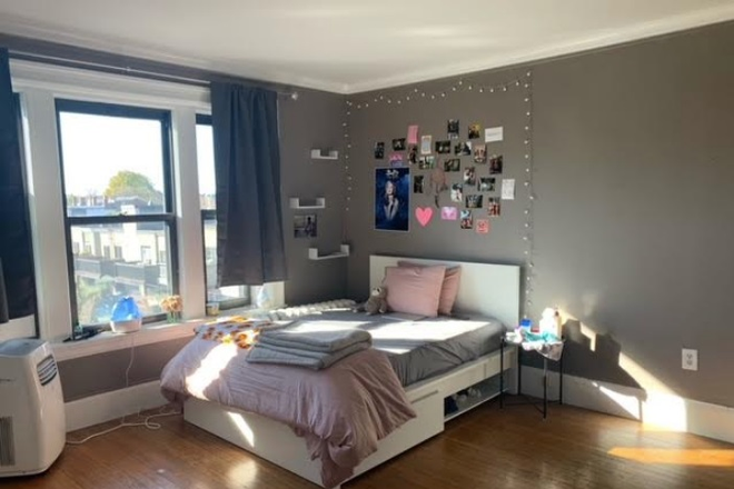 Call NOW for showings! 617-236-8600 - PARK DR - *NO FEE* LRG 3RD FLR TRUE 3BR W/ LIVING RM, LNDRY ON SITE, H&HW INC FOR *9/1/2026* BY BU! Condo