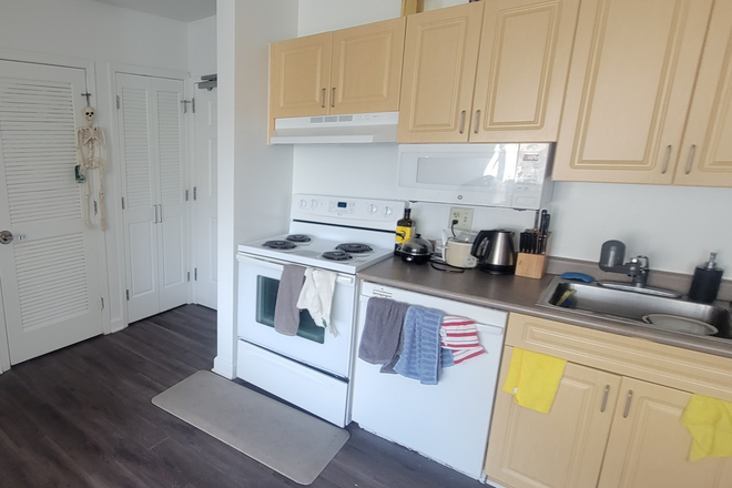 Kitchen - South Campus Commons 7 release. 5th floor, male roommates, 4 bed 2 bath. Apartments