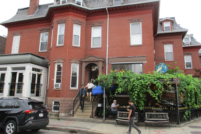 front - top floor, sunny, renovated, in heart of Central sq, Apartments