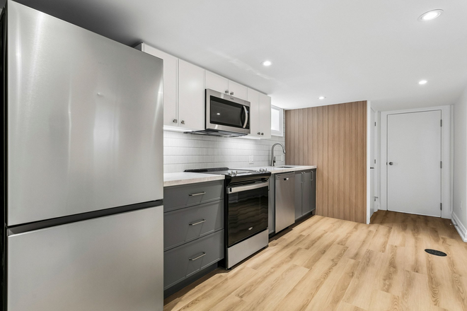 Everything you need in a kitchen - Newly Renovated 2 Bedroom - Oakwood LRT and Cedarvale Subway Duplex