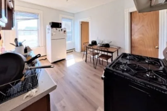 kitchen - *NO BROKERS FEE!* 3 Bed/1 Bath available NOW! Apartments