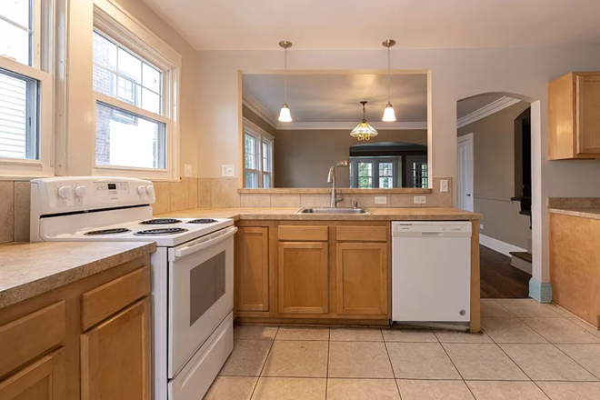 Kitchen - South Overlook Heights – Spacious Living Near CWRU & Cleveland Clinic House