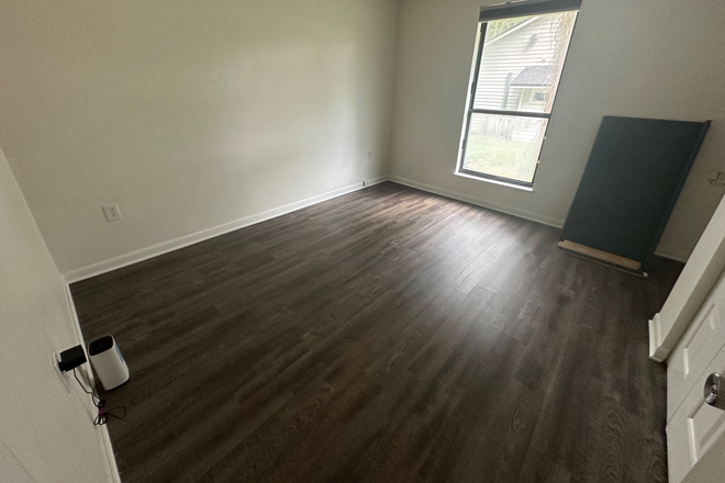 Room 2 - House off W University