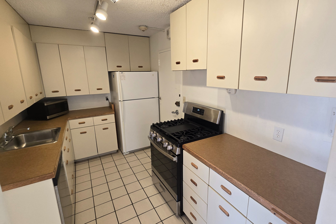 kitchen - *NO BROKERS FEE!!* 2 Bed/2 Bath near LMA, HarvardMed! Parking & Utilities Inclu.!! Available 7/1/26 Apartments