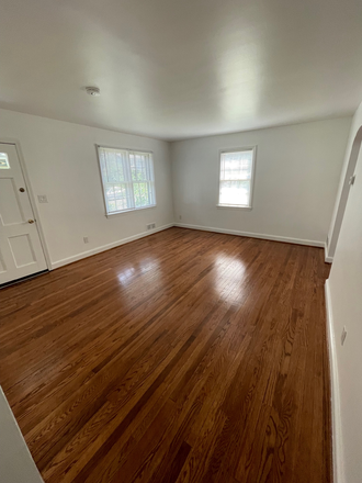 Living Room - 5 bedroom/2 bathroom cute house in College Park