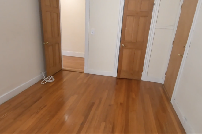bedroom for rent - 364 Riverway Apartments