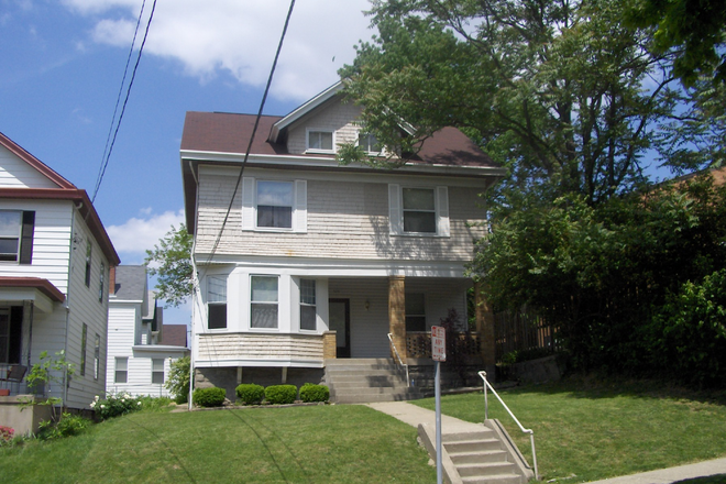 526 Riddle Rd. /Upper Riddle Rd - Large, ,clean ,furnished BR, Walk to UC, Must be 22 or older. Available August 1, 2025 House
