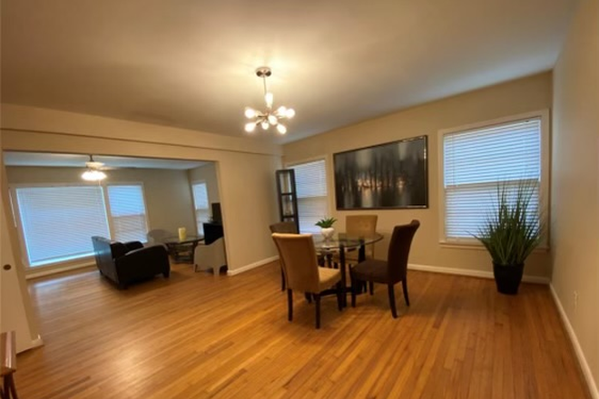 Living/Dinning Room - Short-Term Housing 5-10 Minutes Walking or Biking Distance to RICE University Campus