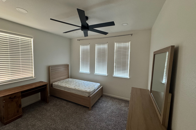 Bedroom with shared bathroom - Bellevue home with fully furnished rooms, 8 mins drive, Walk to CatTracks | $650 +