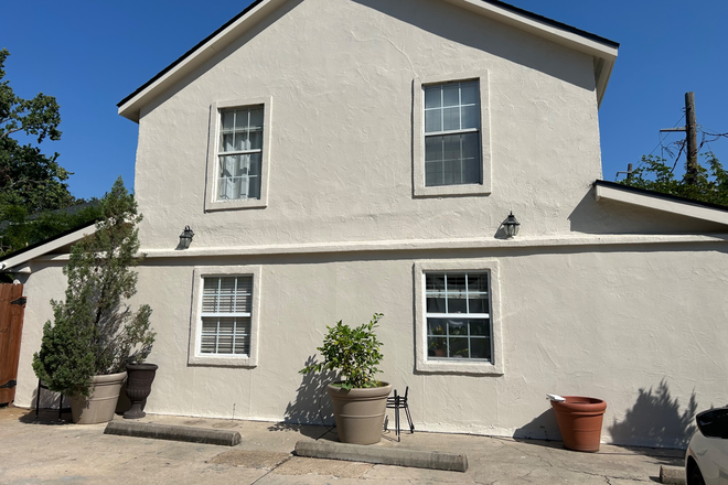 Front view of Kincaid Cottage from Hazard Street - 1 Bedroom Apartment Walkable to Rice University in Historic Boulevard Oaks