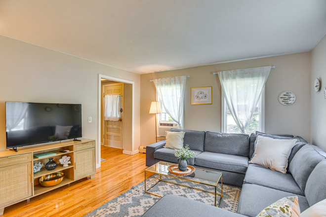 Living Room - Wakefield Haven available for a group of 3! ll Cozy 3B/2Ba ll Near Downtown and Beaches Townhome