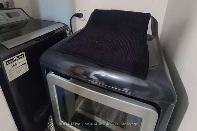 Shared Space - Modern Room in Mississauga Townhome