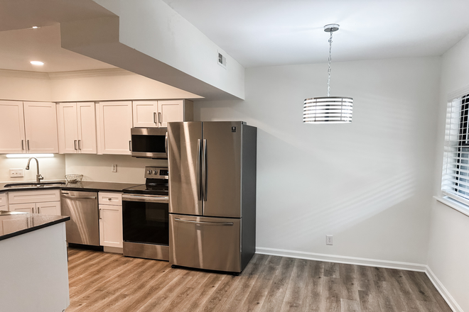 Eat in kitchen area - Condo for rent, walking distance to campus. Beautiful 3BRM, 2 Bath with large living area.