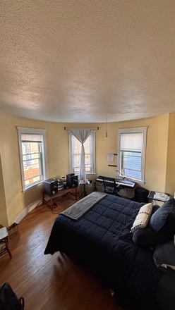 Bedroom - SUMMER SUBLET NEAR BERKLEE! DIRECT BUS ROUTE + STOP RIGHT OUT FRONT!