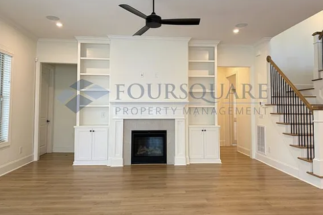 Family Room - Charming, peaceful 3BR Home in Croasdaile Farms -- 10 minutes to Duke