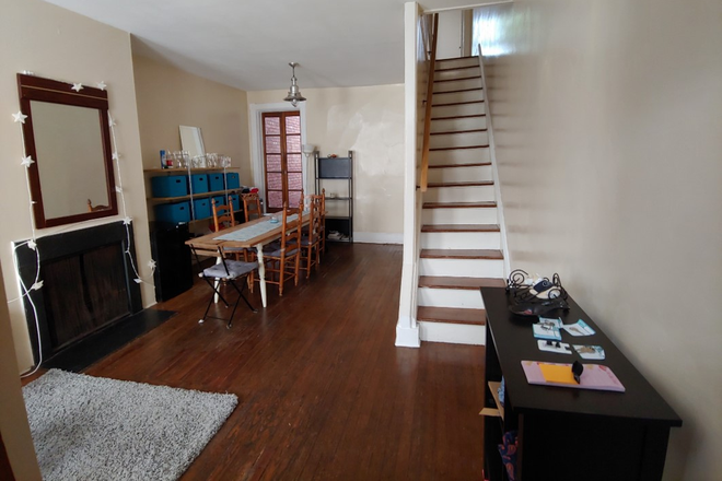 Living and Dining Room - 4BR (sleeps 5) in the heart of Georgetown Townhome