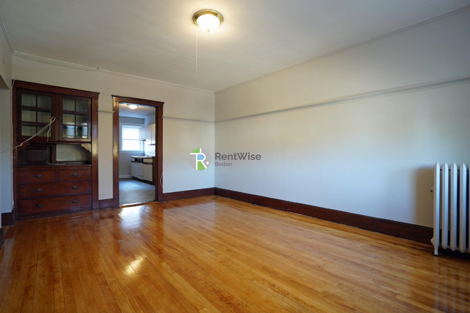 3 - $4,200 – Spacious Brookline 4BD | 9/1 | Near Simmons | No Broker Fee Apartments