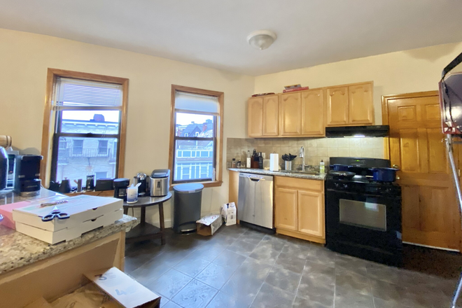 Kitchen - LARGE 5-BEDROOM APARTMENT NEAR CLEVELAND CIRCLE