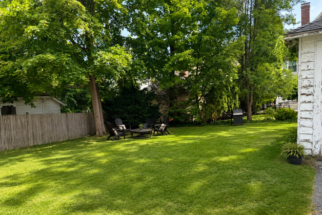 1 - Large 6 bed duplex house close to Campus large rooms Avail NOW! NO FEE