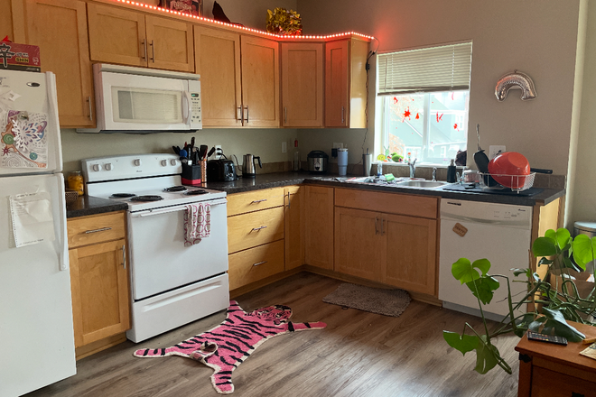 Kitchen - Townhouse near campus
