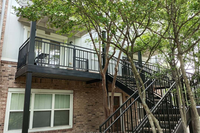 Outside street view - Nice apartment on an A&M bus route