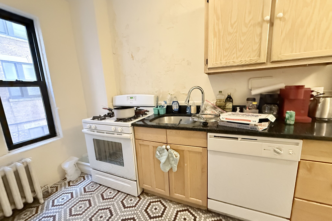 living - SPACIOUS 3 BED WITH HEAT/HOT WATER INCLUDED! NO BROKER FEE! 9/1/26!! Apartments