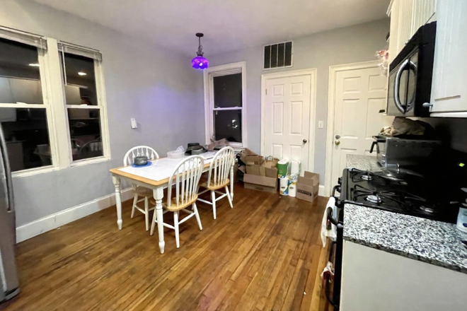 kitchen - **NO BROKERS FEE!!** LOCATION!! 4 Bed / 2 Bath w/ LAUNDRY IN UNIT!! Available 9/1/26!! Apartments