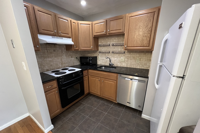 LIVING - LOCATION! 2 BED WITH HOT WATER INCLUDED! 8/1/25!