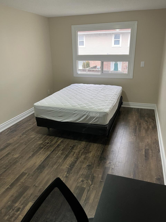 Bedroom - Fully furnished bedroom RIGHT BESIDE UTM! Students Welcome!!