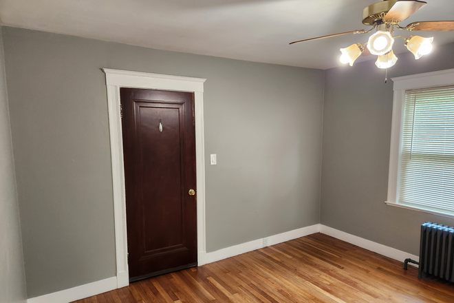 Bedroom - Furnished room, Quiet area, nice neighborhood. Just walk to campus and subway House