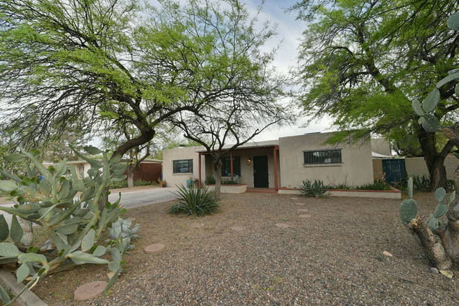 Front Exterior - Furnished 3 Bedroom 2 Bathroom House 5 min from campus