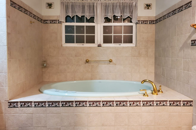 Full Bathroom With Shower & Soaking Tub - 2 Bedroom + Full Kitchen + Bath / Prime Location Ideal for Faculty or Grad Student House